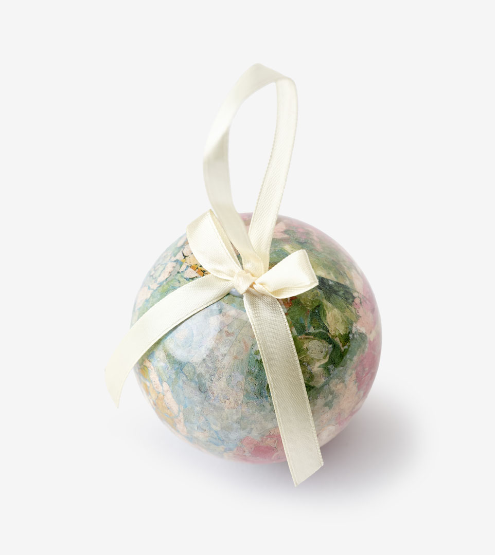 BOLA DE NAVIDAD – EL PATIO DE LAS FLORES – LA PEDRERA